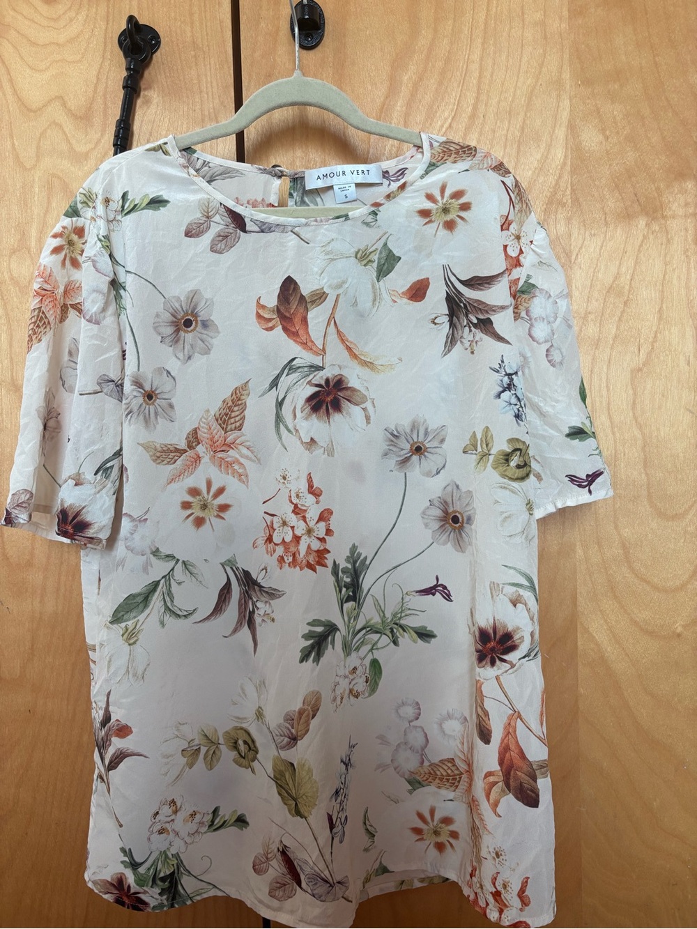 Amour Vert 100 % Silk Blouse. Cream and floral short sleeves.